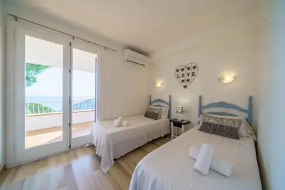 Cama o camas de una habitación en Villa Sea Breeze Vista Mar Piscina Privada Aire Acondicionado