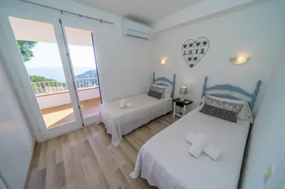 Cama o camas de una habitación en Villa Sea Breeze Vista Mar Piscina Privada Aire Acondicionado