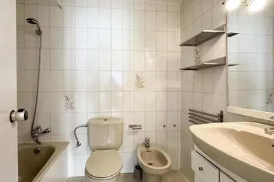 Un baño de LETS HOLIDAYS Big Apartment With Parking