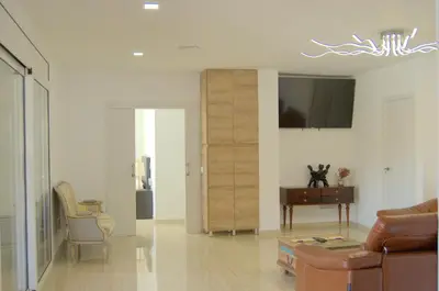 Una televisión o centro de entretenimiento en Villa Paraíso, exclusiva, todas las comodidades