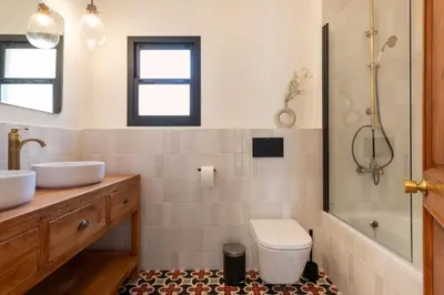 Un baño de Panoramic views and pool in Villa del Alba