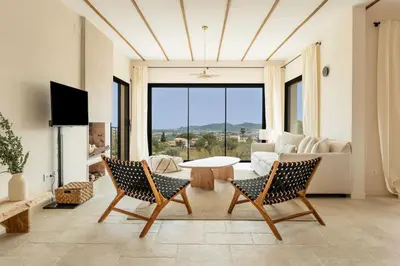 Una televisión o centro de entretenimiento en Panoramic views and pool in Villa del Alba