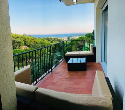 Un balcón o terraza de Casa con vistas al mar y piscina privada