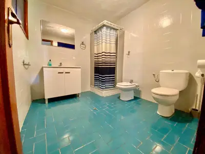 Un baño de Casa con vistas al mar y piscina privada