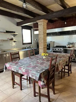 Una cocina o zona de cocina en Casa Mas Molines con piscina, jacuzzi y barbacoas.