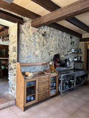 Una cocina o zona de cocina en Casa Mas Molines con piscina, jacuzzi y barbacoas.