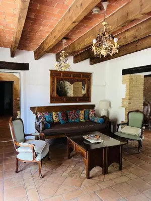Zona de estar de Casa Mas Molines con piscina, jacuzzi y barbacoas.