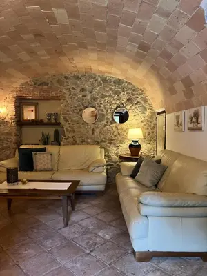 Zona de estar de Casa Mas Molines con piscina, jacuzzi y barbacoas.