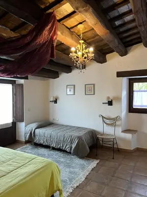 Cama o camas de una habitación en Casa Mas Molines con piscina, jacuzzi y barbacoas.