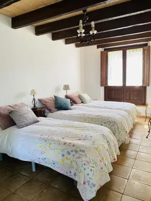 Cama o camas de una habitación en Casa Mas Molines con piscina, jacuzzi y barbacoas.