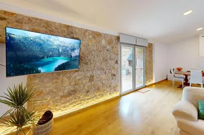 Una televisión o centro de entretenimiento en Can Xec - casa reformada Pals