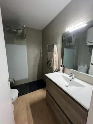 Un baño de Apartamento a 10 min de la Playa - Parking Privado