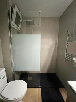 Un baño de Apartamento a 10 min de la Playa - Parking Privado