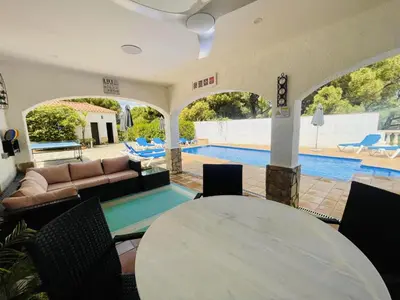 Zona de estar de Villa Tramuntana by Costabravaway