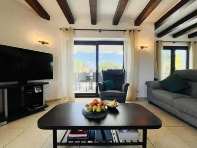 Una televisión o centro de entretenimiento en Villa Tramuntana by Costabravaway