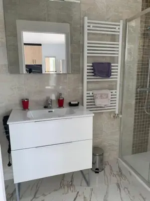 Un baño de T2 climatisé + parking 500 m plage/centre ville