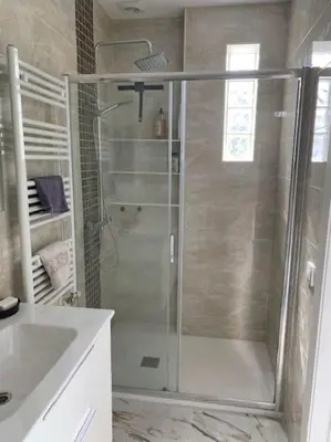 Un baño de T2 climatisé + parking 500 m plage/centre ville