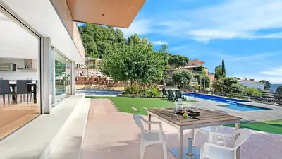 Piscina en o cerca de 2Crist01