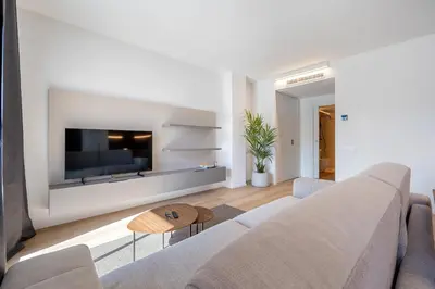 Una televisión o centro de entretenimiento en Hauzify I Apartaments Voramar
