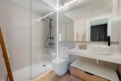 Un baño de Hauzify I Apartaments Voramar