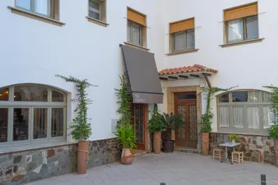 Edificio en el que se encuentra el hostal o pensión