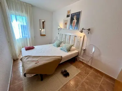 Cama o camas de una habitación en Apartament reformat, Wi Fi, parking, piscina, AC