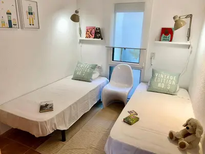Cama o camas de una habitación en Apartament reformat, Wi Fi, parking, piscina, AC