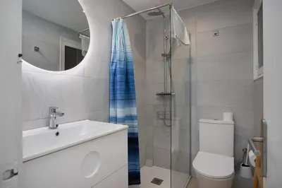 Un baño de Encantador piso con imponentes vistas al mar