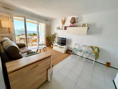 Una televisión o centro de entretenimiento en Encantador piso con imponentes vistas al mar