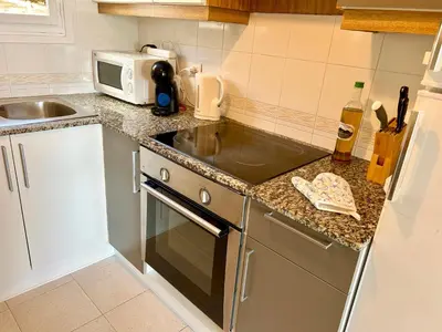 Una cocina o zona de cocina en Encantador piso con imponentes vistas al mar