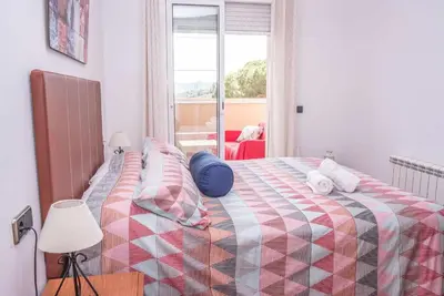 Cama o camas de una habitación en COSTA BRAVA SUITES CASA LA BAHIA, piscina privada