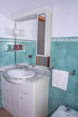Un baño de COSTA BRAVA SUITES CASA LA BAHIA, piscina privada