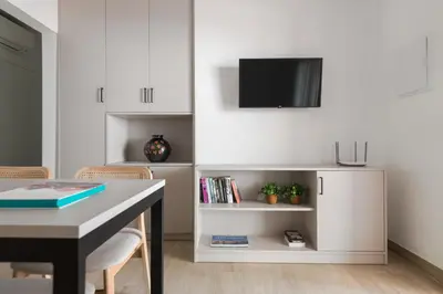 Una televisión o centro de entretenimiento en Apartamento Coquette a 50 metros de la playa