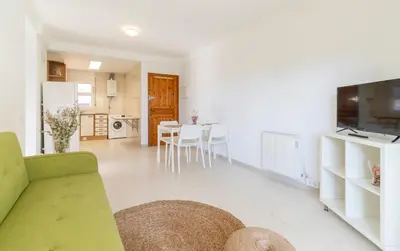 Una cocina o zona de cocina en Apartamento Laura Mar con piscina en La Fosca