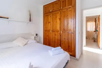 Cama o camas de una habitación en Apartamento Laura Mar con piscina en La Fosca