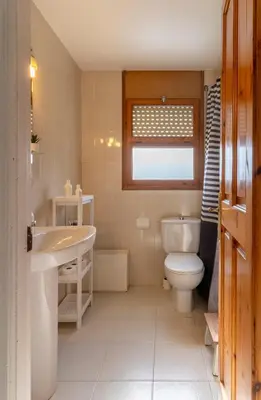Un baño de Apartamento Laura Mar con piscina en La Fosca