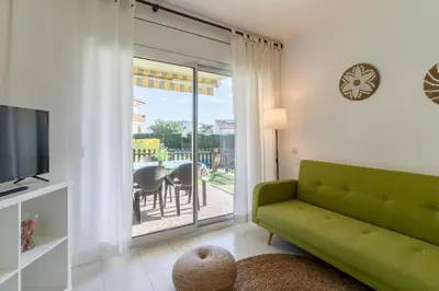 Una televisión o centro de entretenimiento en Apartamento Laura Mar con piscina en La Fosca
