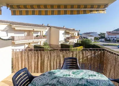 Un balcón o terraza de Apartamento Laura Mar con piscina en La Fosca