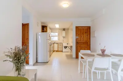 Una cocina o zona de cocina en Apartamento Laura Mar con piscina en La Fosca