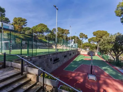 Instalaciones para jugar a tenis o squash en Apartment Bernadette by Interhome o alrededores