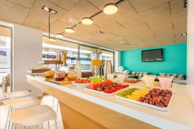 Comida en o cerca de este apartahotel