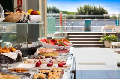 Comida en o cerca de este apartahotel