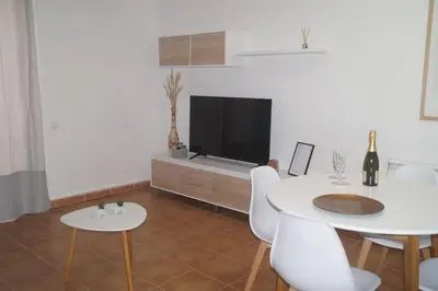 Una televisión o centro de entretenimiento en Refugio en el centro de Palamós