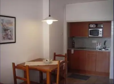 Una cocina o zona de cocina en Estudio un solo ambiente céntrico muy cerca de la playa con piscina y terraza