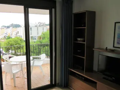 Un balcón o terraza de Estudio un solo ambiente céntrico muy cerca de la playa con piscina y terraza