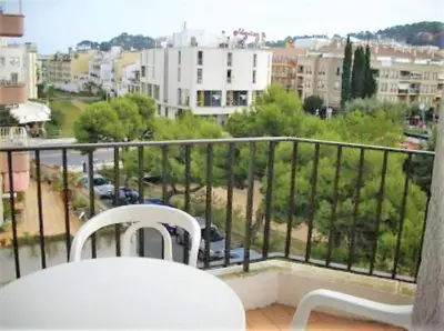 Un balcón o terraza de Estudio un solo ambiente céntrico muy cerca de la playa con piscina y terraza