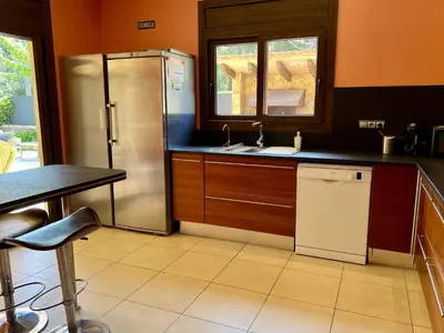 Una cocina o zona de cocina en Casa Judibar con zona de barbacoa y piscina