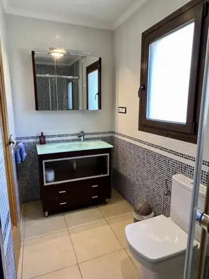 Un baño de Casa Judibar con zona de barbacoa y piscina