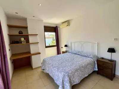 Cama o camas de una habitación en Casa Judibar con zona de barbacoa y piscina