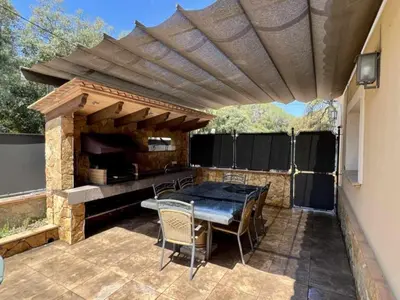 Un patio o zona al aire libre en Casa Judibar con zona de barbacoa y piscina
